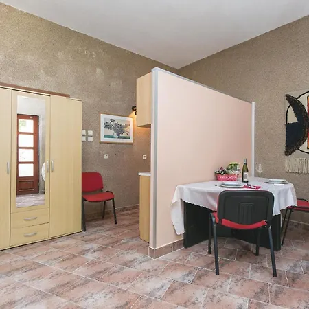 Stunning In Labin With Kitchen Apartman Ravni